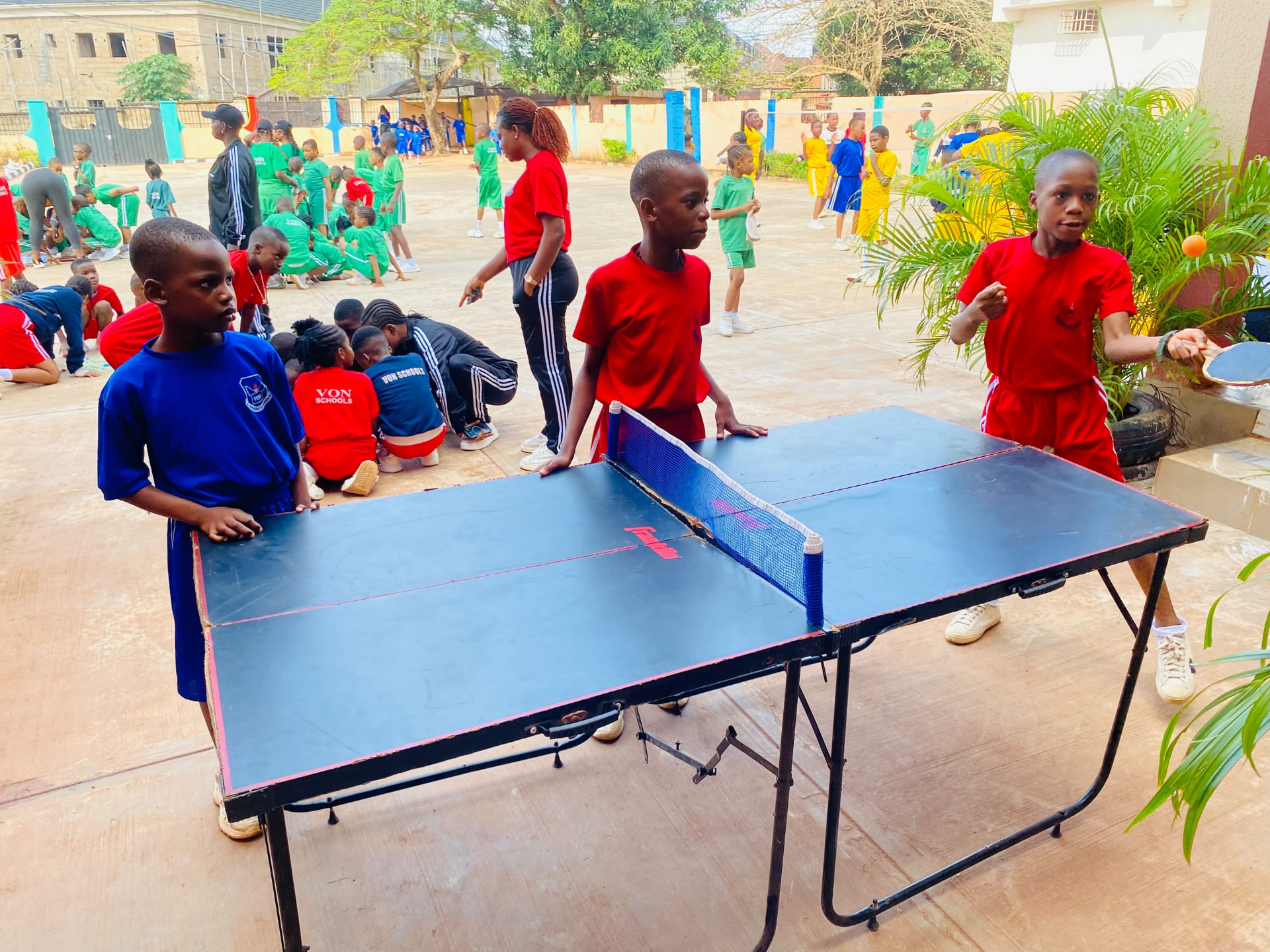 Vonschools students playing table tennis in the school courtyard
