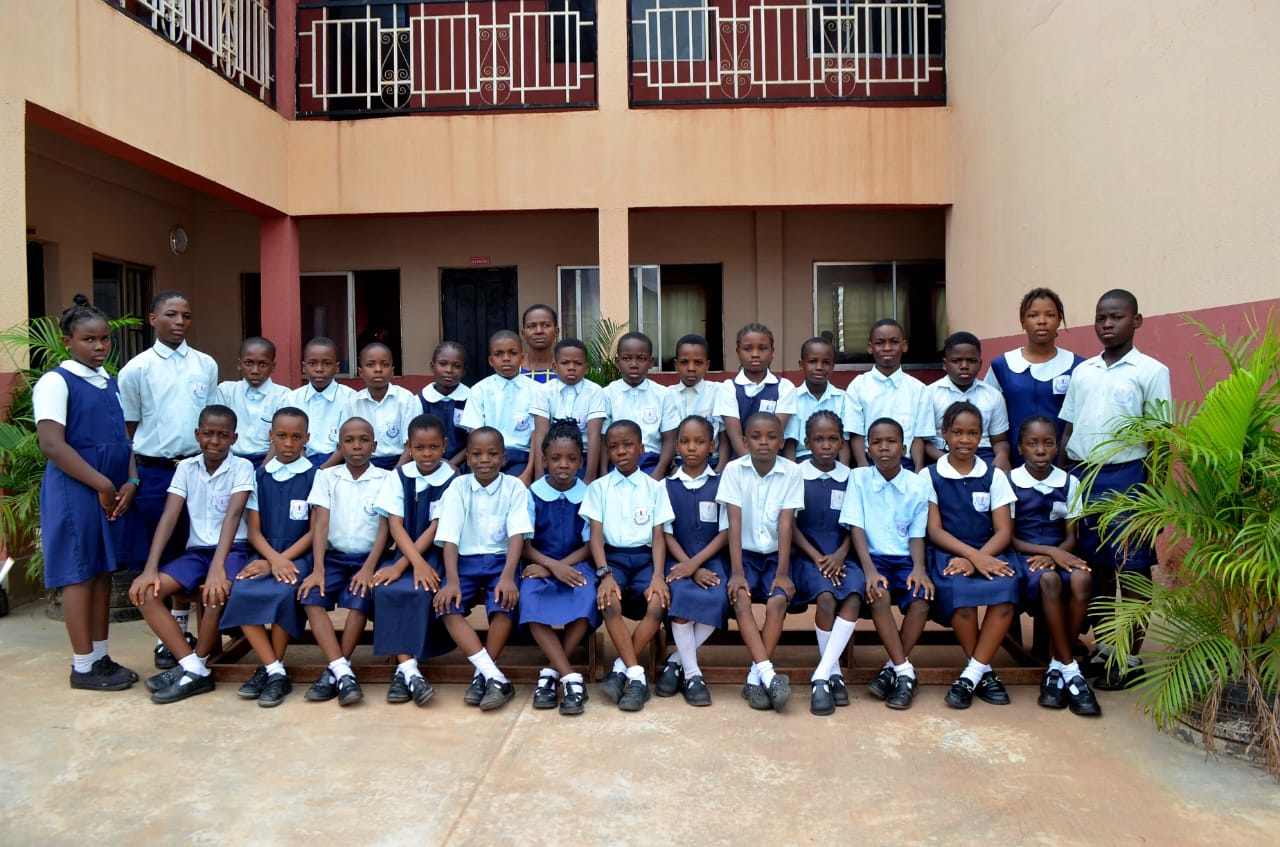 Vonschools junior students with their teachers